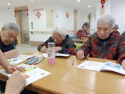 广州养老院的护理员如何照护阿尔茨